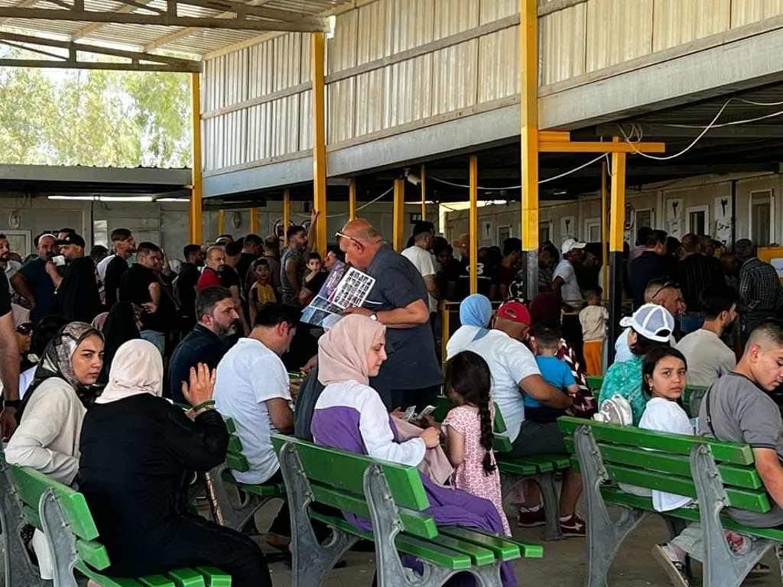 دهوك تستقبل سائحي العيد بالورد والحلوى.. وإجراءات الدخول أسهل (صور)