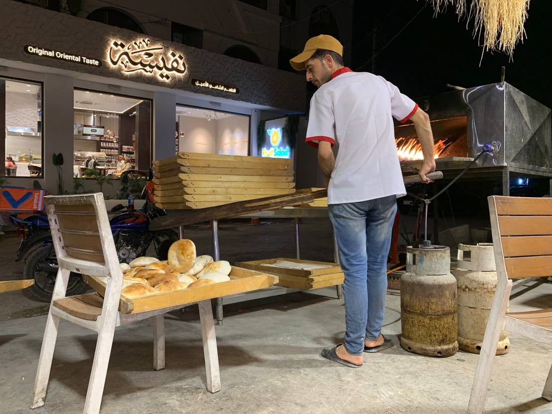 مطعم “بسطة” في حي الجامعة يقدم “كباب طاوة” ويسقيك اللبن من “الحِب” 24 ساعة