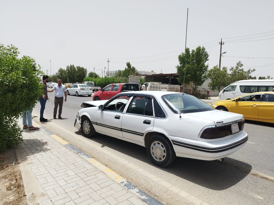 عاملة شاردة الذهن تتسبب بحادث تصادم بين “برنس” و”كيا” أمام نسيج الحلة (صور)