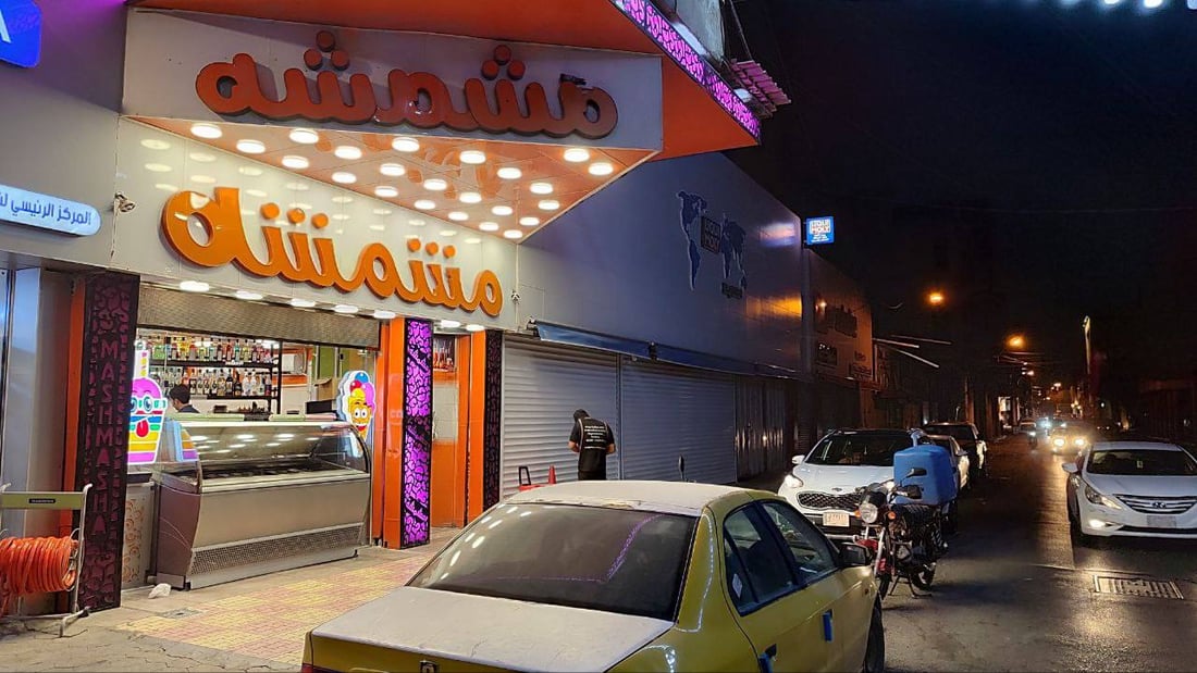 صور: لا أحد يكسر وحشة شارع الرشيد والظلمة إلا “مشمشة وZaza”
