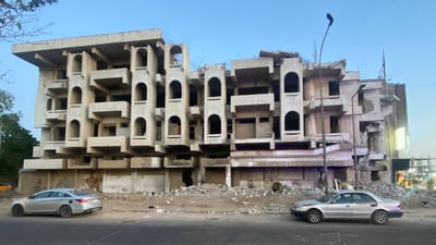 صور: بدء هدم عمارة ركن العنّاب الشهيرة.. وأهل المنصور ينتظرون بديلاً بهوية بغداد