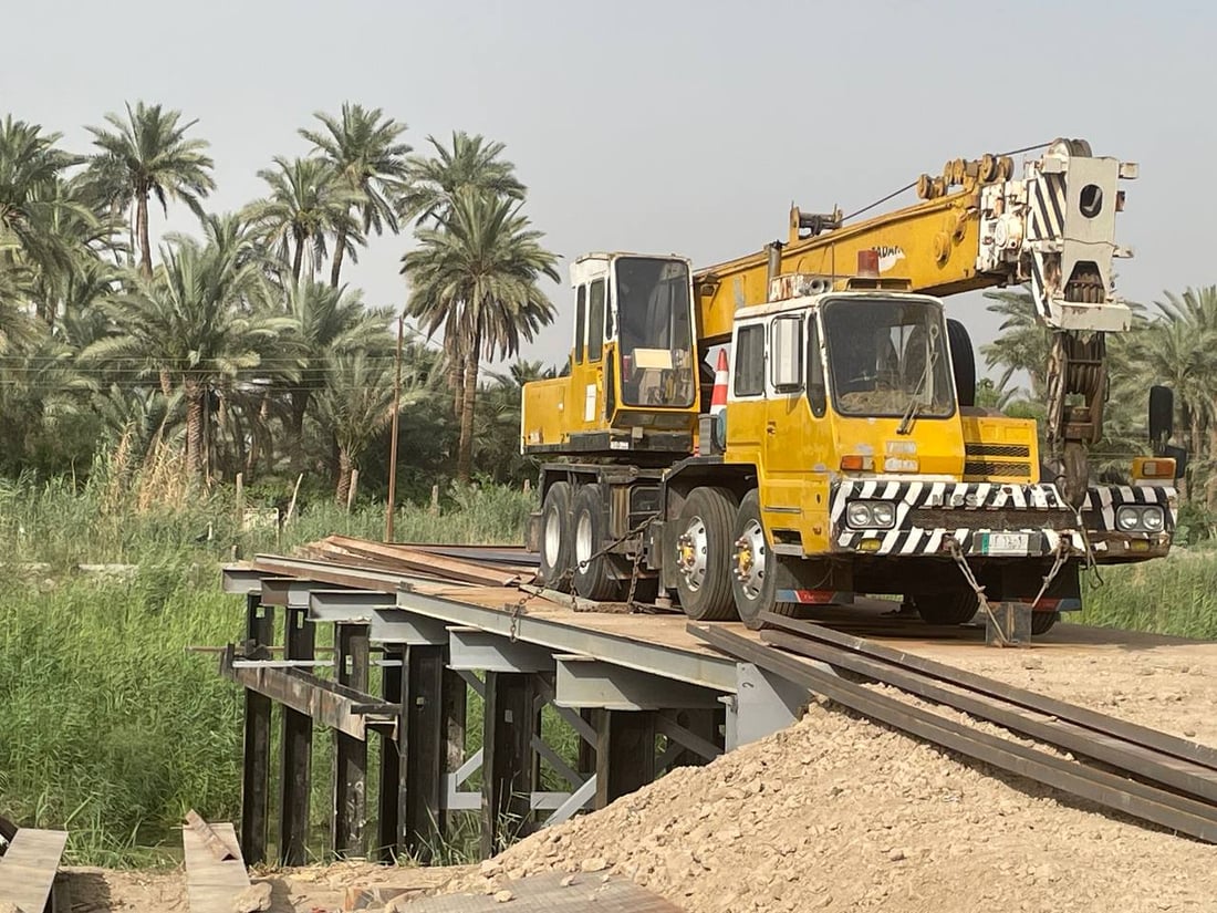 صور من مشروع جسر “البخاترة” في المشخاب.. الطريق إلى “الغربات” أسهل