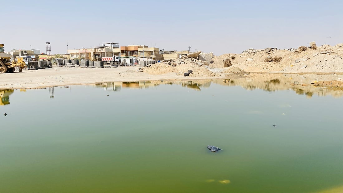 أغلق أنفك حين تدخل هذا الحي النجفي: الأهالي محاصرون بمياه المجاري منذ أيام (صور)