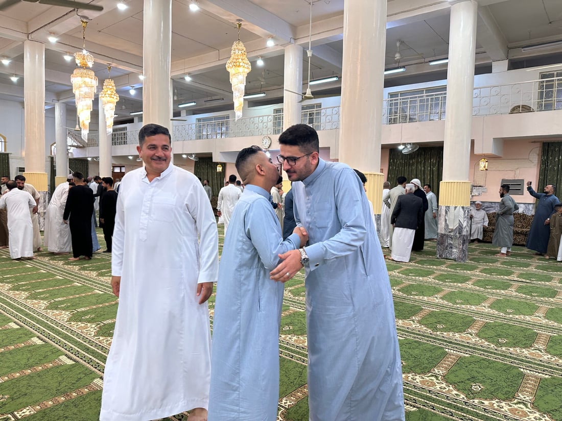 صور من حديثة: العشرات يؤدون صلاة العيد في جامع أحمد الرفاعي
