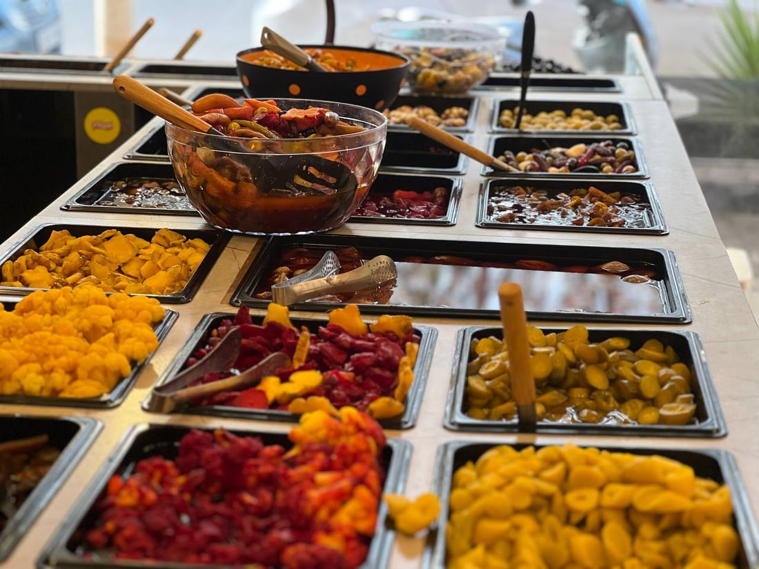 الإماملي نقل طرشي الموصل و14 نوع زيتون إلى داقوق مع فلفل من مزارع المدينة (صور)