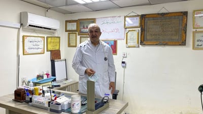 على أرواح ضحايا غزة.. طبيب في أبو غريب يداوي الناس مجاناً