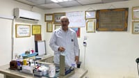 على أرواح ضحايا غزة.. طبيب في أبو غريب يداوي الناس مجانا...