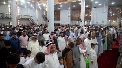 شاهد: مئات “السنّة” يصلون العيد وسط الناصرية