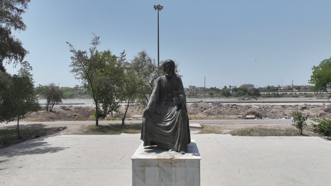 أمانة بغداد تدعو النحات سعد الربيعي لصيانة تمثال أبو نؤاس