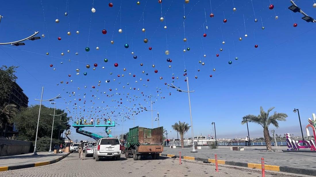 صور: 100 متطوع مع الآليات الحكومية.. سباق مع الزمن لتزيين كورنيش البصرة