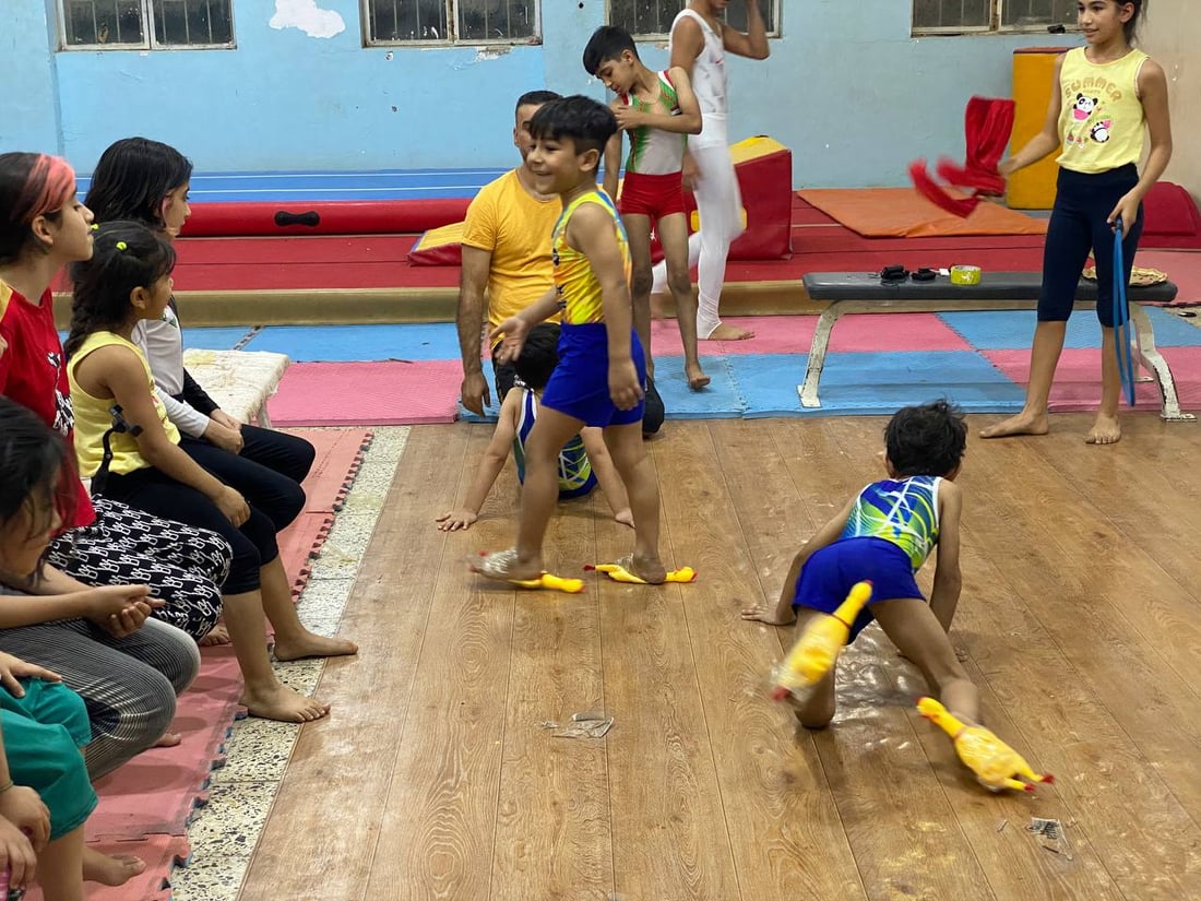 كابتن نوار يدرب أطفال البصرة لذهبية آسيا.. مرح وقساوة في قاعة الجمباز (فيديو)