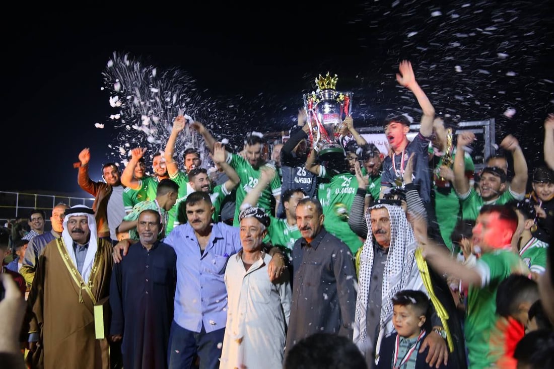 “شيل.. شيل يا طويل العمر”.. فريق الأصدقاء يرفع كأس بلد بعد نهائي مثير (صور)