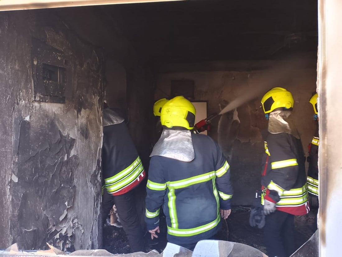 دوو منداڵ ئاگریان لە ماڵێک بەردا 