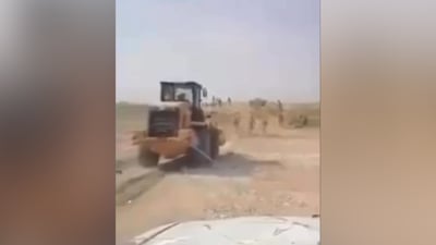 لحظة انفجار عبوة من مخلفات داعش بقطعات الجيش في صحراء راوة