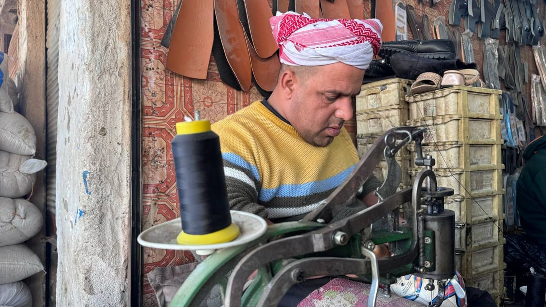 سكافي المشخاب قرب جسر السوارية: لا يصلح فقط بل يصنع.. ويقبل بالفاتحة لروح أخيه