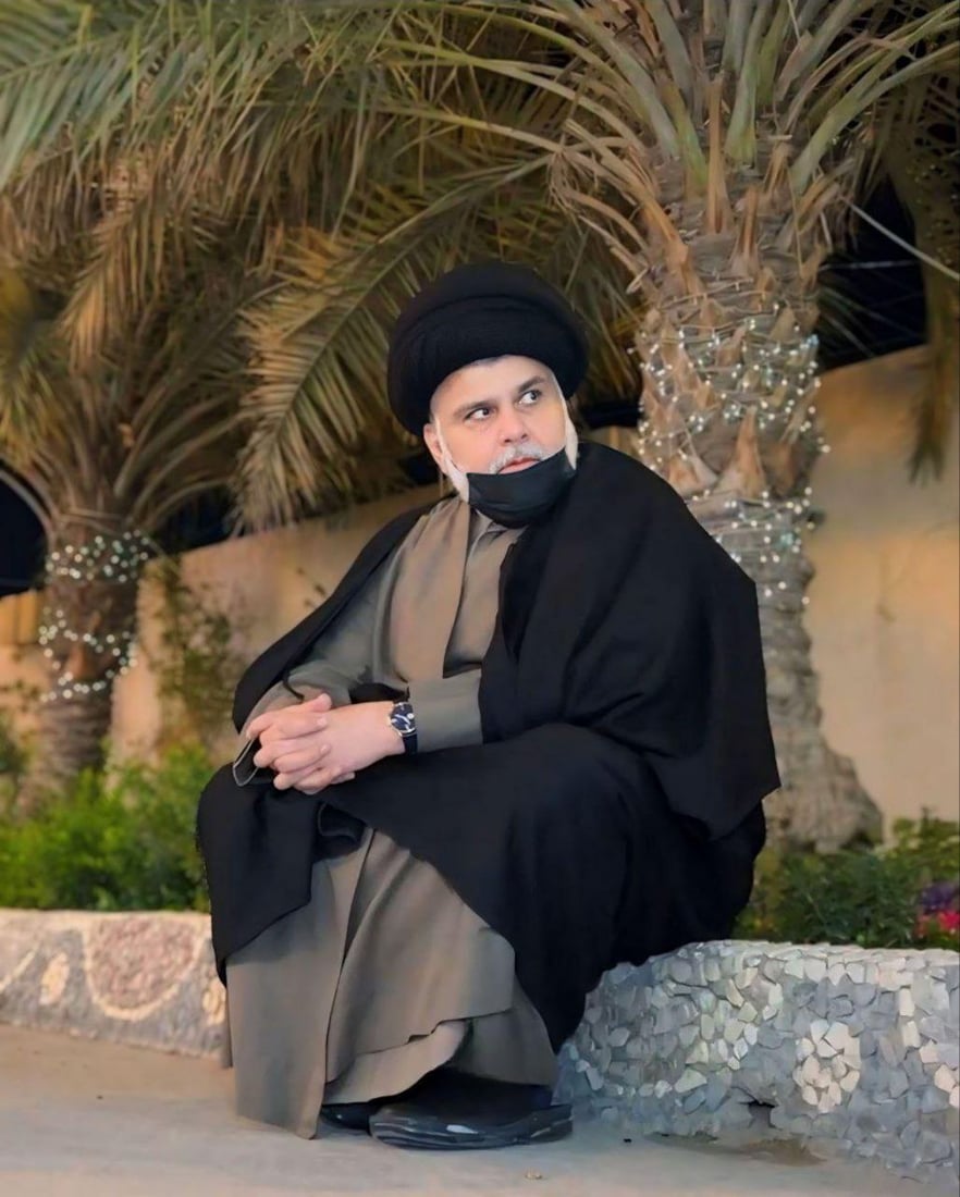 صورة: مقتدى الصدر يتحرى هلال شهر رمضان من النجف