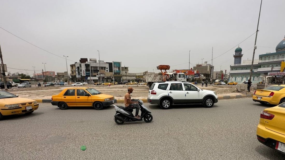 صور: “أبو الورد” بدأ بتجديد فلكة الديوانية الحجرية مجاناً.. أشهر ساحات العروبة