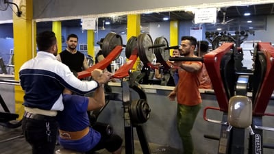 قاعات الجيم مزدحمة.. شبان طوريج يتخلصون من الطاقة السلبية ببناء العضلات (صور)