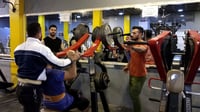 قاعات الجيم مزدحمة.. شبان طوريج يتخلصون من الطاقة السلب...