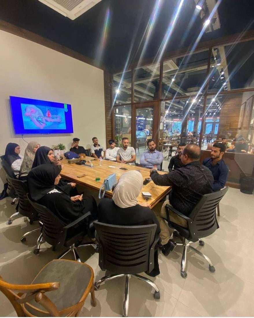 صور: شاب من العمارة يطوف على شباب كربلاء في المقاهي لتدريبهم على أصول الإدارة
