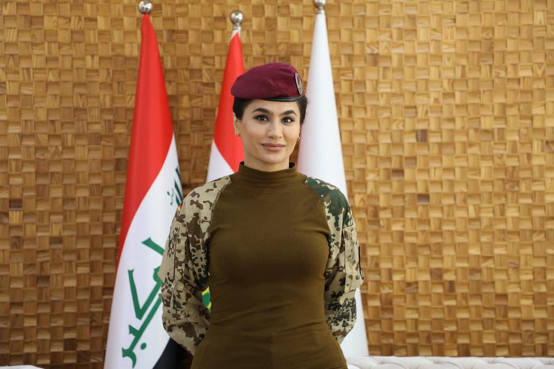 وفد عسكري ألماني يلقب نوخشه ناصح بـ”المرأة القوية” ويهديها بدلة جيشه