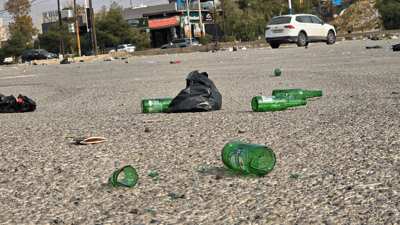 گۆڕەپانێكی سەرچنار پڕە لە شووشەی مەشروب و بووەتە زبڵخانە