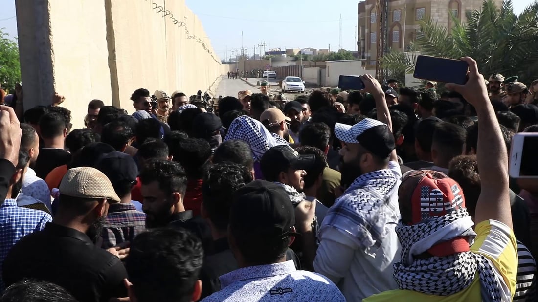 الناصرية: مئات الخريجين يغلقون مبنى محافظة ذي قار للمطالبة بالتعيين (صور)
