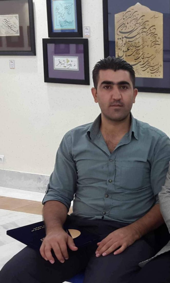 صور: الإمارات تختار شاباً من السليمانية كأفضل خطاط.. برع في “النسخ”