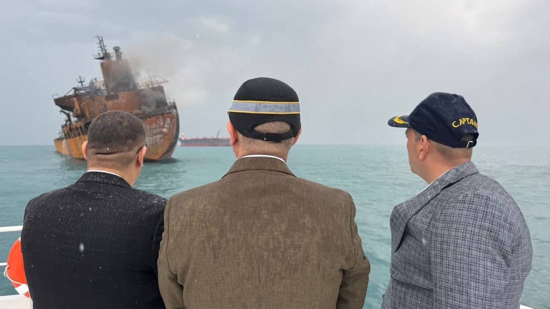 صور من بواخر النفط المقصوفة.. الدخان لا يزال يتصاعد قبالة شواطئ الفاو