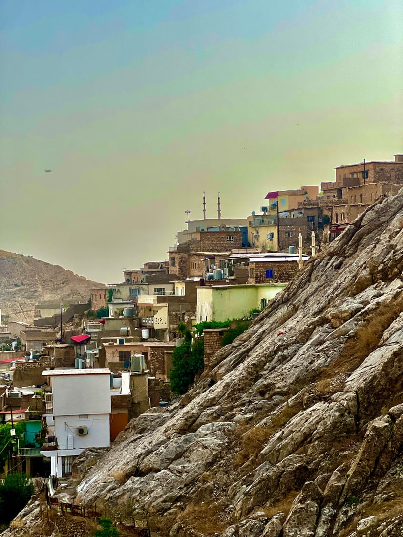 صخرية ومعرضة للانهيار.. لقطات ساحرة من عقرة لبيوت عمرها 1700 عام