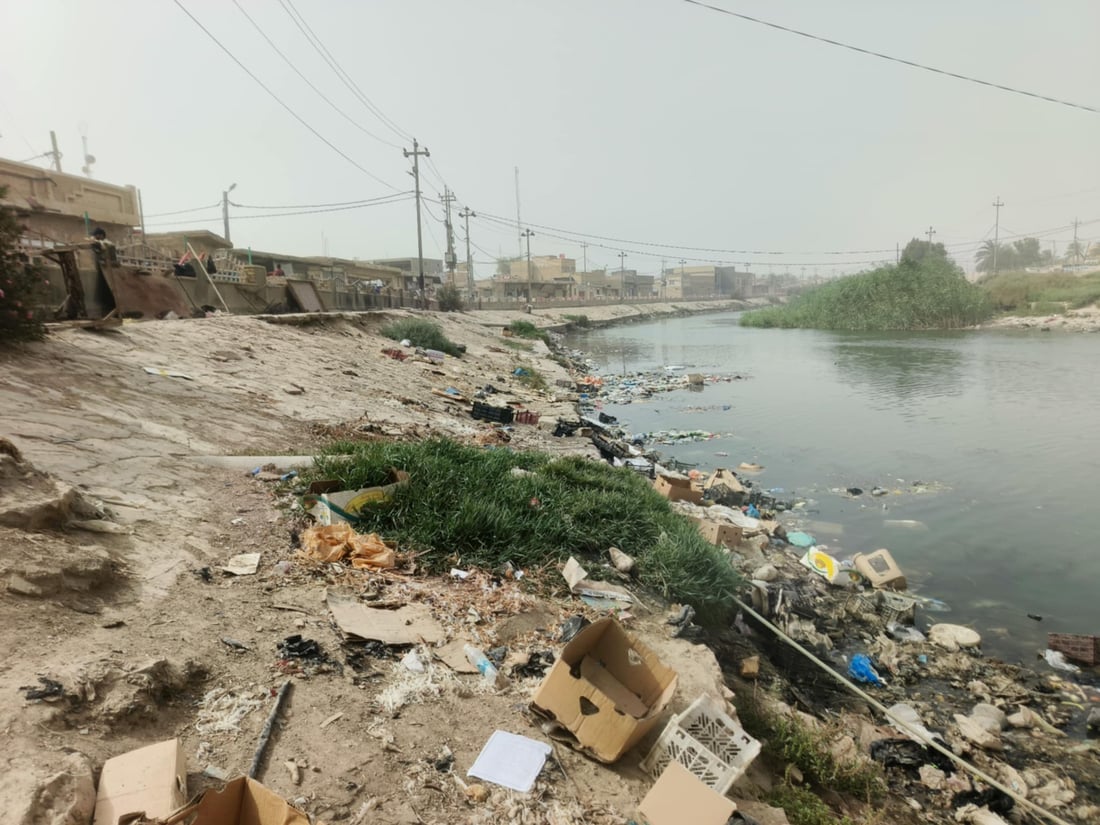 جندي نظف شط غماس وحده وعاد مصدوماً بالمشهد.. النفايات غطت المكان مجدداً (صور)
