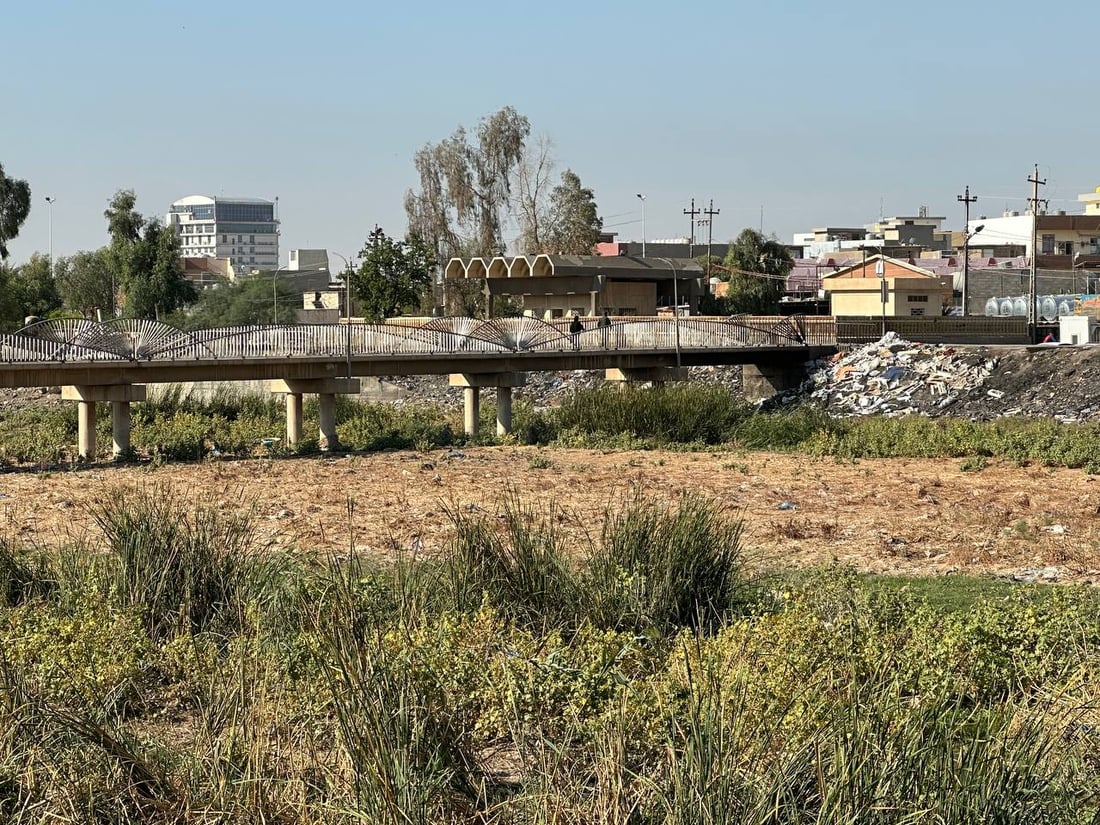 هناك خطة لكن الشرطة لن تتدخل.. نهر قلعة كركوك غص بالقمامة وصار “كراج” (صور)