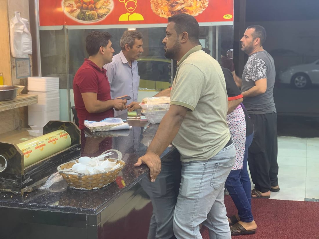 يقصده حتى أهل ربيعة.. مطعم “سليمان” الأشهر في زمار يبيع 200 دجاجة يومياً (صور)