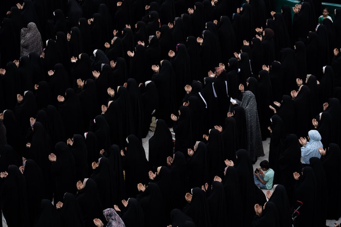 صور من عيد كربلاء.. حشود المصلين امتدت من مرقد الإمام الحسين إلى صحن العباس
