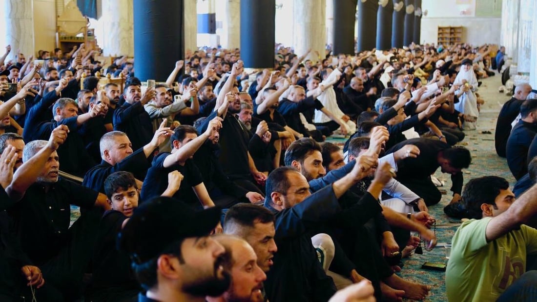 خطيب الكوفة يحذر من البدع والغلو في الشعائر الحسينية.. السير على الجمر ورض الصدور!