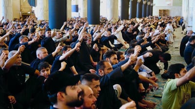 خطيب الكوفة يحذر من البدع والغلو في الشعائر الحسينية.. السير على الجمر ورض الصدور!