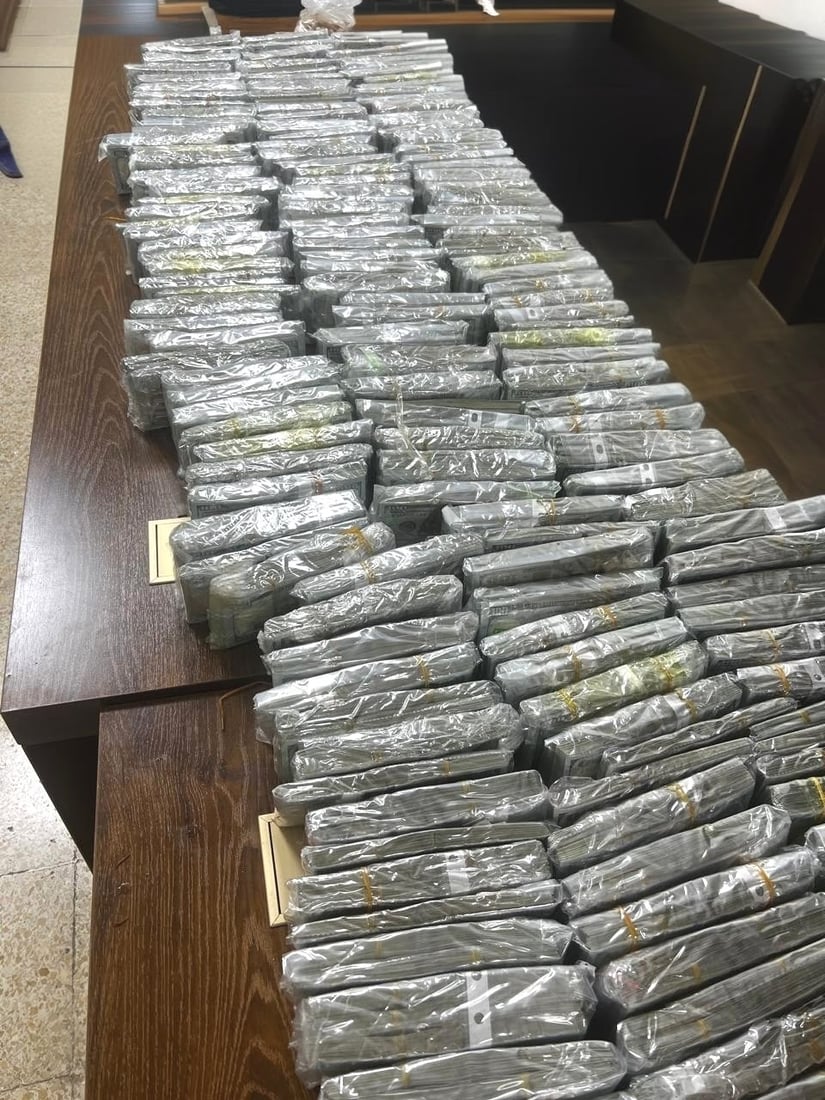 “تاهوات سوداء” تداهم منزل وكيل وزير الكهرباء وتصادر 6 مليون دولار وسبائك ذهب