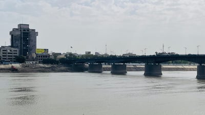 اعتقال شاب حاول الانتحار من أعلى جسر الجمهورية في بغداد وتسليمه إلى الشرطة