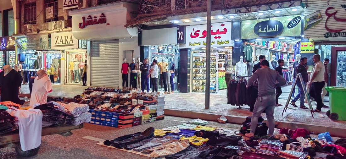 صور ليلية من “دواسة” الموصل: السكان سعداء بقطع الشارع.. الحركة سهلة والأسعار مناسبة