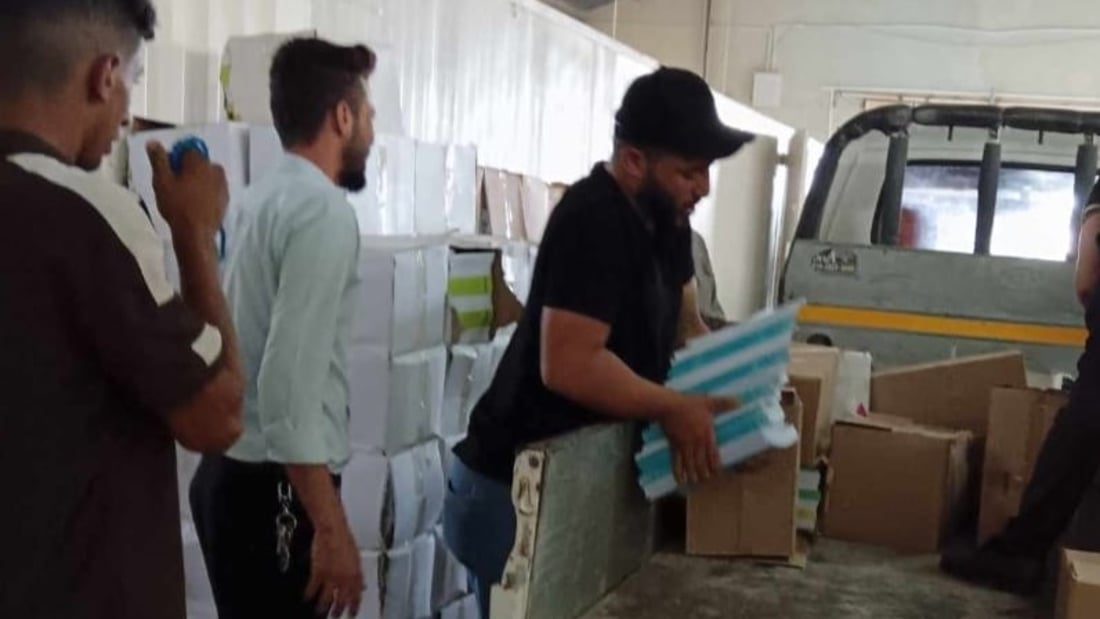 صور: كربلاء توزع الكتب الدراسية “مكمّلة ومكيفة” مع وعد بتلافي النقص