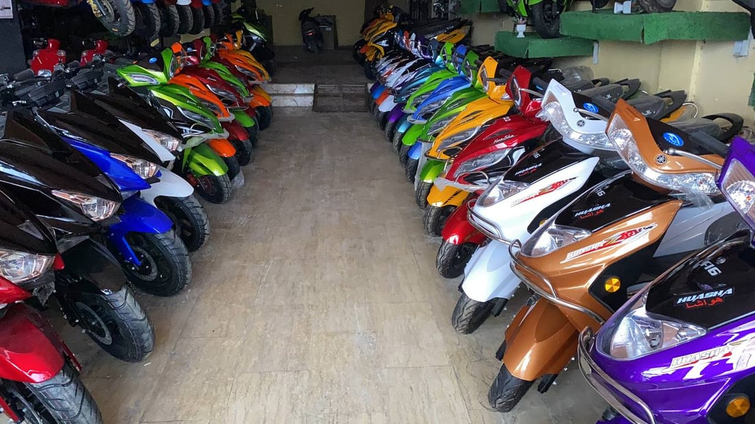 سريعة وبلا لوحات.. “الذبانة” النارية الأكثر رواجاً بين شباب الناصرية (صور)