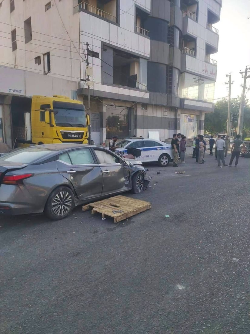 لەناو بازاڕی کەلار ئۆتۆمبێلێک و ماتۆڕێکی سێ تایە پێکیاندادا