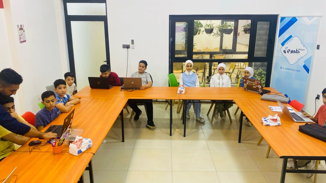 صور: ميسان “تتحكم بالروبوتات”.. إذا أعفيت من الامتحانات تعال إلى نادي البرمجة