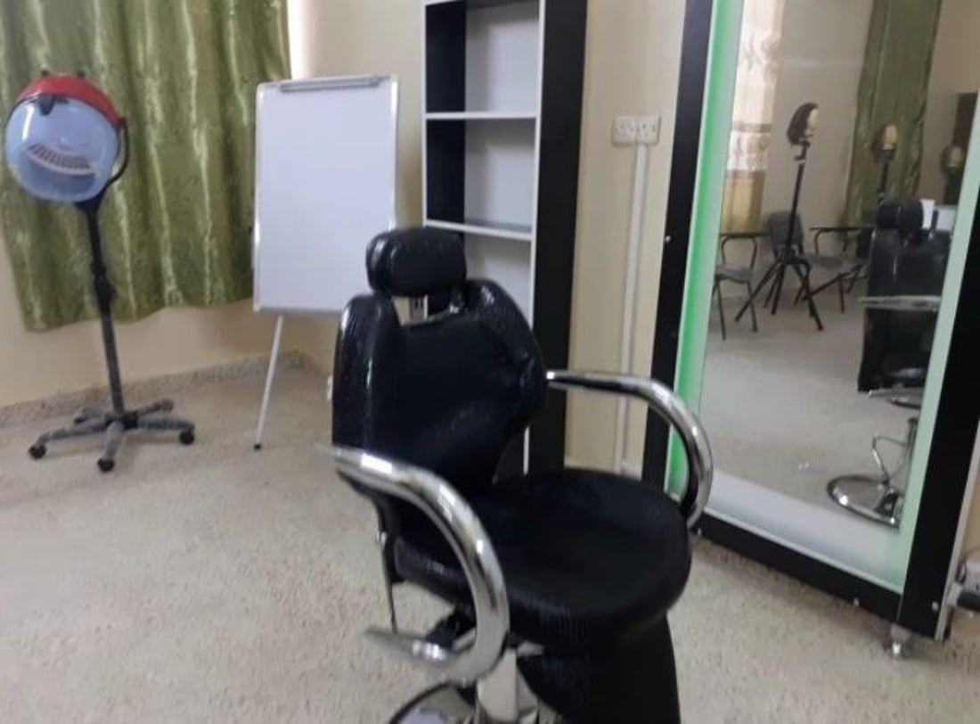 أمّ سارة تعلّم النساء فنون الحلاقة والتجميل في منتدى شباب حديثة (صور)