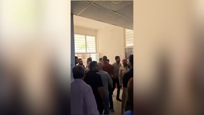 مرشح يصفع خريجة وترد عليه بـ “الحذاء”.. هذه تفاصيل المشاجرة في مجلس النجف