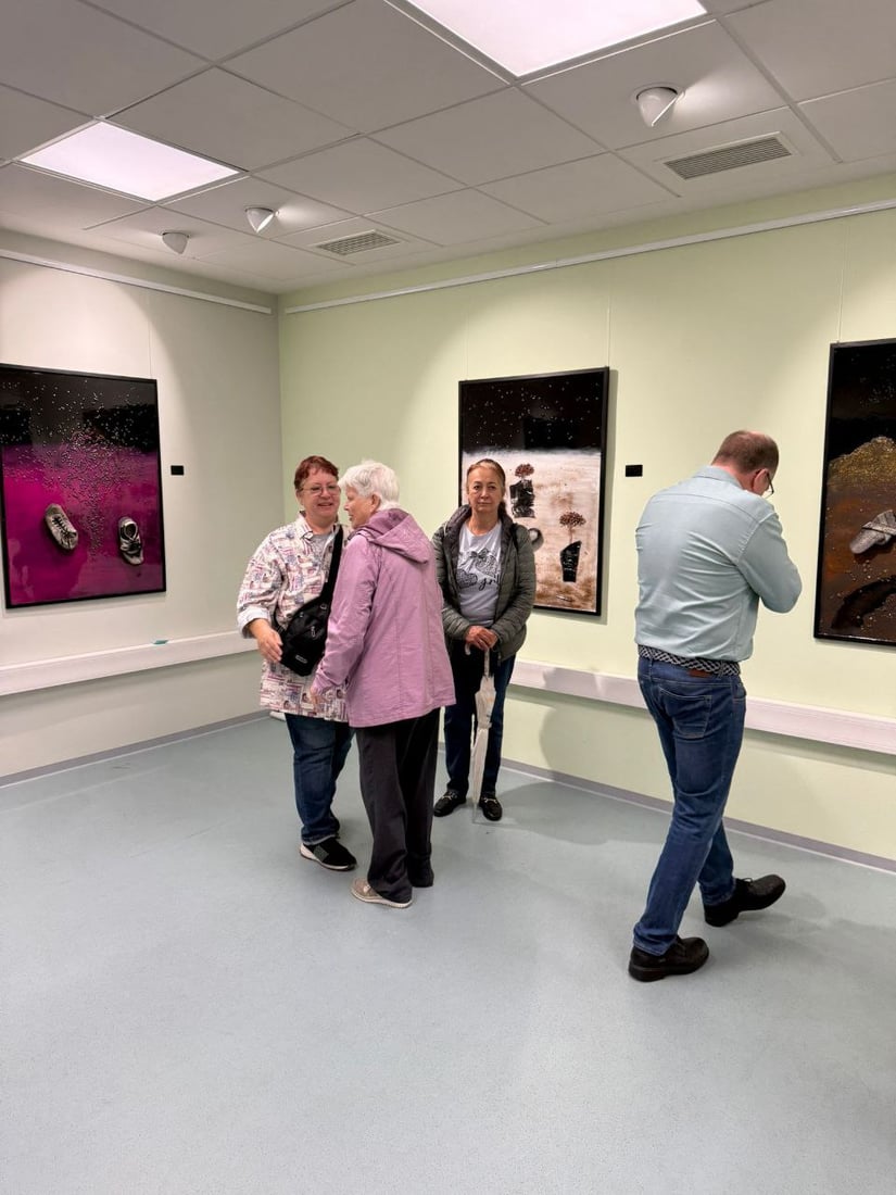 پێڵاوى به‌جێماوى ئاواره‌ ئێزدییه‌كان له‌ پێشانگایه‌ك نمایش كران