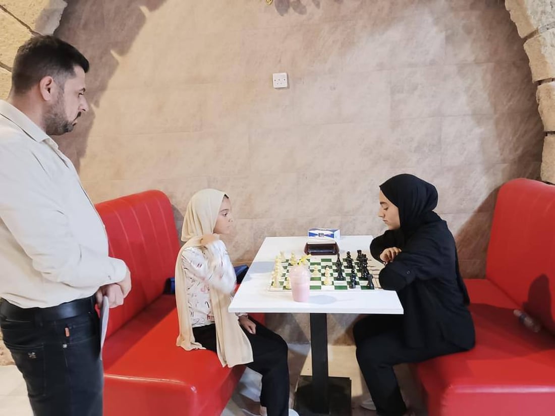 صور: البنات والأولاد في ذي قار يلعبون الشطرنج للتأهل الى بطولة العراق من 4 فئات