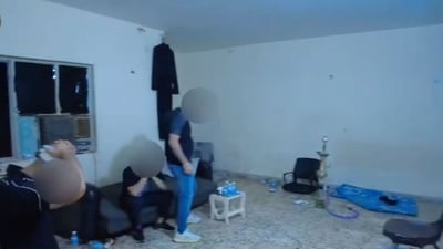 شاهد لحظة مداهمة منزل في بغداد: ضبط صالة روليت واعتقال 18 مقامراً
