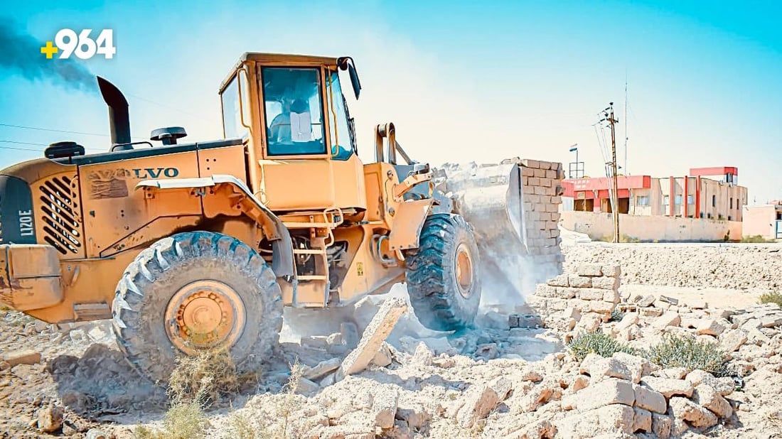 صور: شفلات البلدية تجرف منزلين متجاوزين على أراضي الدولة في البصرة