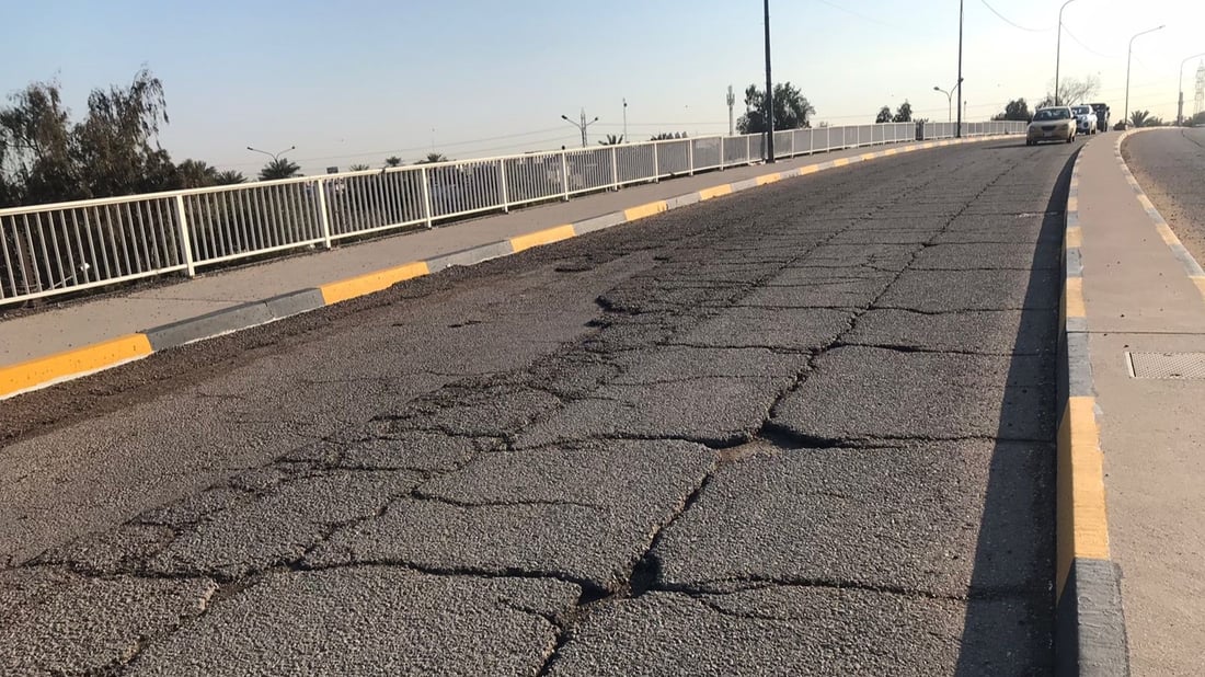 “الطسات” تملأ مجسر السفارات إلى العامرية.. بلا تأهيل منذ عقود ووعد من الأمانة (صور)